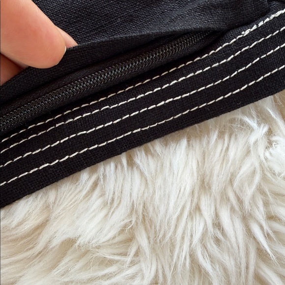 Yves Delorme decorative pillowcase with White Shirt Stitch Design - Picture 4 of 9